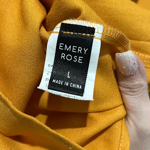 Emery Rose Large Scallop Neck and Scalloped Cap Sleeves. - Picture 6 of 6